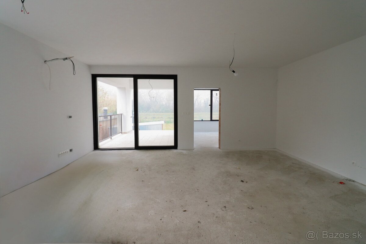 MODERNÝ DVOJDOM V POVODE- VEĽKÝ POZEMOK - 5