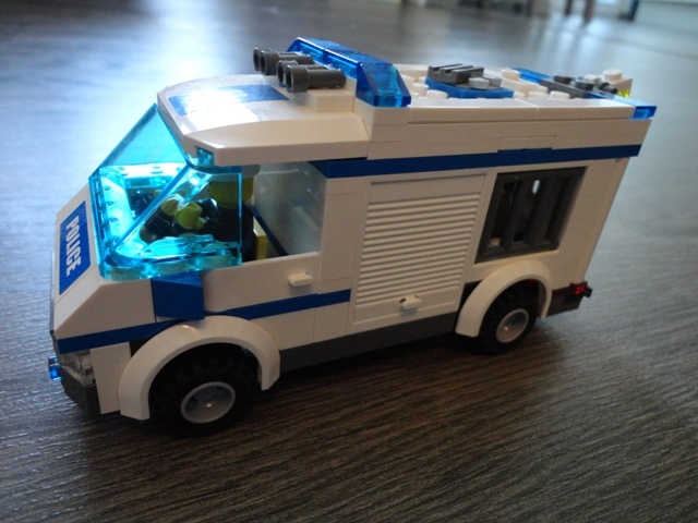 LEGO Policajné auto – „Preprava väzňa" - 5