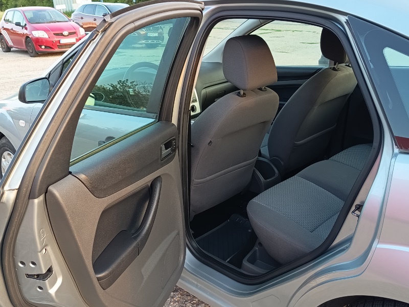 Predám 5dv. Ford Focus 1,6i r.v.2005 74kW - 5