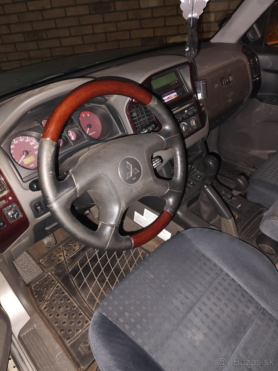 Mitsubishi Pajero wagon - 5