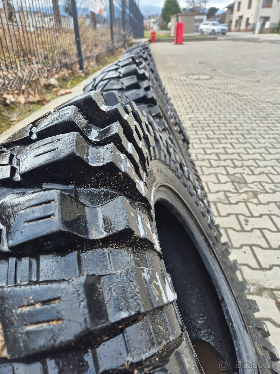 37x12,5 R17 Maxxis