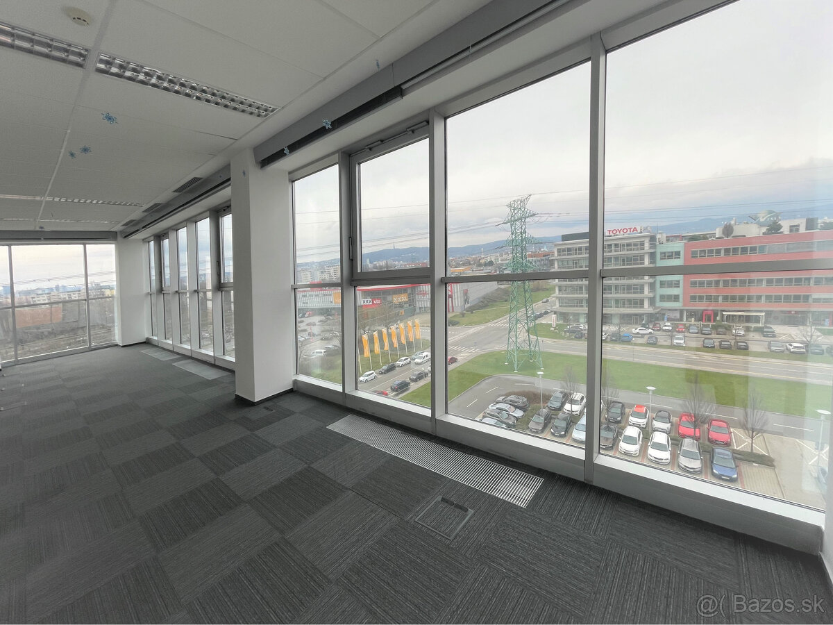 Prenájom kancelárskeho priestoru 473m² na ulici Galvaniho v - 5