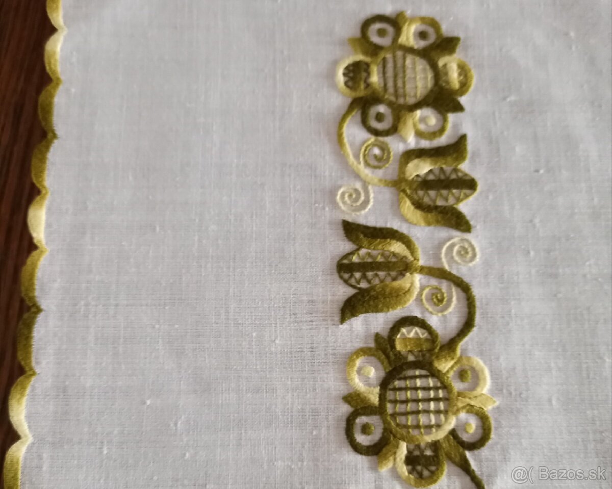 Vyšívané dečky a obrusy - 5