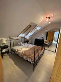 Zariadený 4 izbový byt má rozlohu 100 m2, nachádza sa na 4/4 - 5