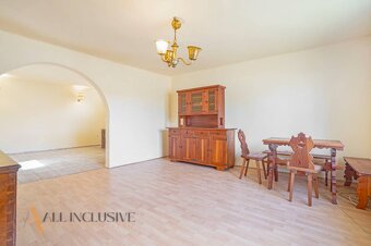 ALL INCLUSIVE | NA PREDAJ STARŠÍ RD NA 914 M² POZEMKU, MALÉ - 5