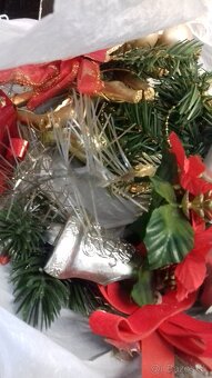 živy smrek a retro vianocne ozdoby - 5