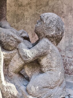 Obrie pieskovcové súsošie „Matka s dieťaťom” z obdobia prvej - 5