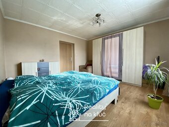 Na predaj tehlový 3-izbový dom s garážou a obrovským pozemko - 5