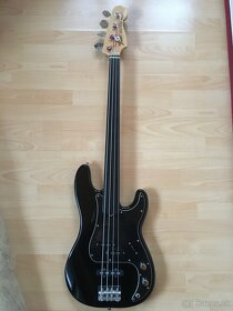 Basgitara Fender Precision Bass, fretless - 5