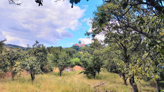 rozľahlý stavebný pozemok pod Smolenickým zámkom na predaj - 5