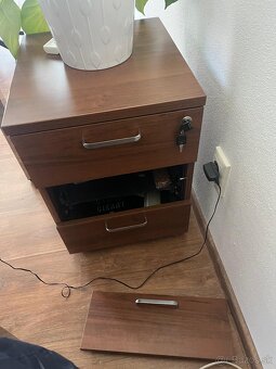 Predáme kancelárske stoly, poličku a doplnkové nábytky - 5