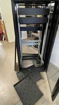 RACK Eurocase - 27U na kolieskach - 5