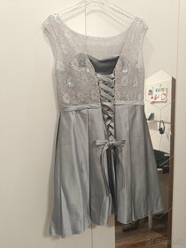 Krátke spoločenské šaty so saténovou sukňou - 5