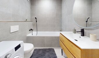 Moderný komplet zrekonštruovaný 3 izbový byt s balkónom - 5