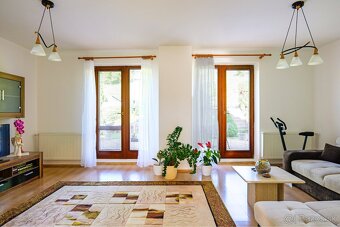 Unikátna ponuka rodinného domu s futbalovým ihriskom a ve - 5