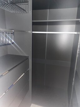 Na predaj moderná šatníková skriňa s bočnými policami - 5