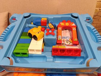Dětský stolek a kostky Fisher Price Mega Bloks. - 5