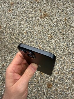 IPhone 15 - baterie 92% - 5