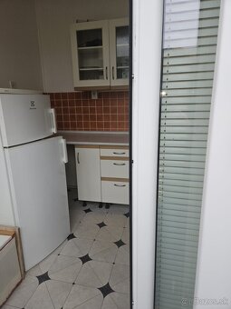 Na predaj priestranný 1 izbový byt s loggiou v obci Kanianka - 5