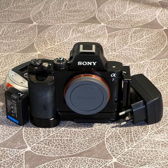 Sony Alpha A7 + grip + příslušensví - 5