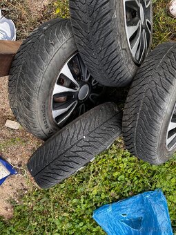 Oceľové disky R14 s puklicami a zimným pneu - 5