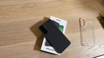 Vymenim Samsung A56 tmavy 128gb kupeny v o2 - 5