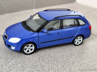 Predám nerozbalený model Škoda FABIA COMBI 2009 modrá farba - 5