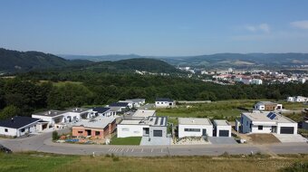 Stavebný pozemok Nová Dubnica s najkrajším výhľadom-VIDEO - 5