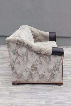 Dvojsedačka s dreveným rámom . - 5