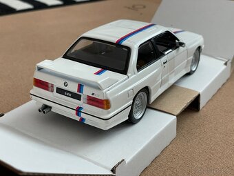 BMW M3 series E30 burago 1/24 - 5