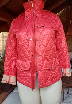 Predám originál BURBERRY červenú prešivanu bundu - 5