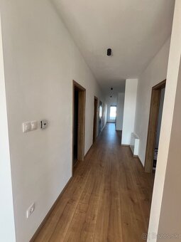 Luxusné bývanie s veľkou terasou - 5