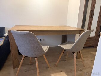 Jedálenský stôl so stoličkami. - 5