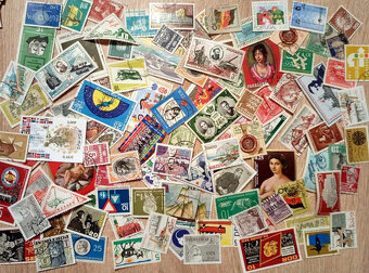 Predám balík poštových známok 1000 ks. č 4 - 5