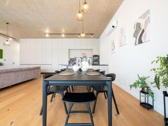 Luxusná vila s dvojgarážou a slnečným pozemkom v mestskej ča - 5