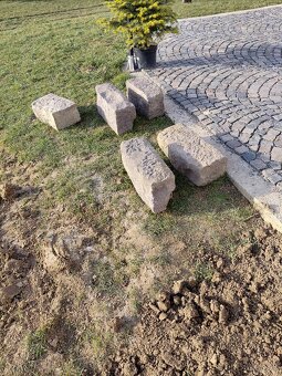 Kamenné obrubniky, kocky, mačacie hlavy - 5