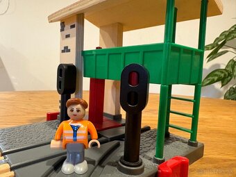 Búdka na prehadzovanie výhybiek a lokomotíva. - 5