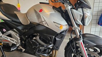 Suzuki GSR 600 - 5