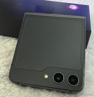 Samsung Galaxy Z Flip5 RAM 8GB/512GB RAM - 5