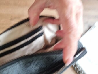 nová sivo čierna crossbody GUESS - 5