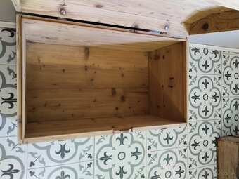 Starý, velký, dřevěný kufr, truhla po renovaci - 5