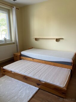 Drevená posteľ s výsuvnou prísteľkou masív lakovaná borovica - 5