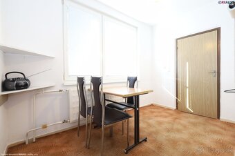 Veľkometrážny 2 izbový byt vybavený balkónom. komorou. šatní - 5