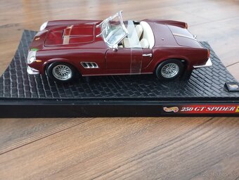 1:18 Ferrari 250 GT Spider - 5