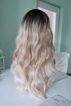 Vlnitá blond parochňa s ofinou - 5
