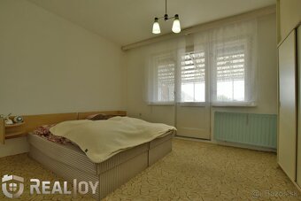 Ponúkame na predaj rodinný dom s garážou a veľkým pozemkom v - 5