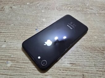 Iphone 8 64gb v top stave ma len velmi jemne znamky pouzivan - 5