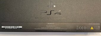 Herna konzola PlayStation 4 s original ovladacom a kablami. - 5