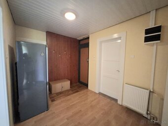 Na predaj - byt s garážou, hosp.budovou a pozemkom,Handlová - 5