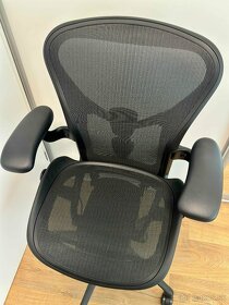 Herman Miller Aeron veľkosť B - Black Edition - 5